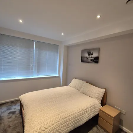 Modern 1- Bed Apartment In City Centre-3