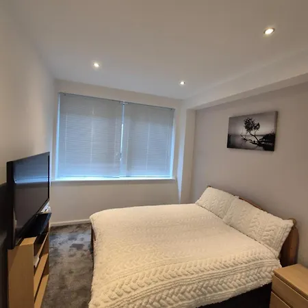 Modern 1- Bed Apartment In City Centre-2